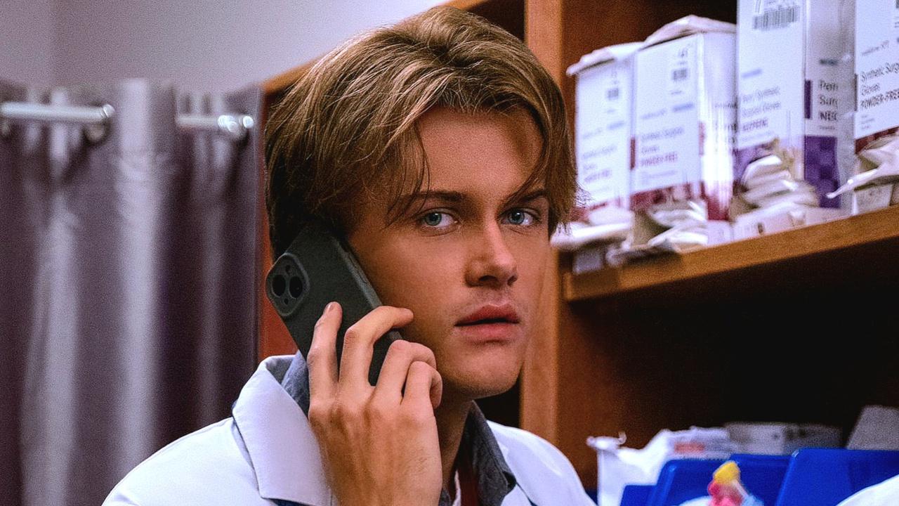 Conrad working his job in Summer I Turned Pretty Season 3