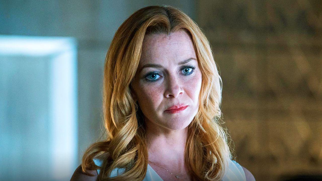 Annie Wersching as Leslie Dean in Runaways