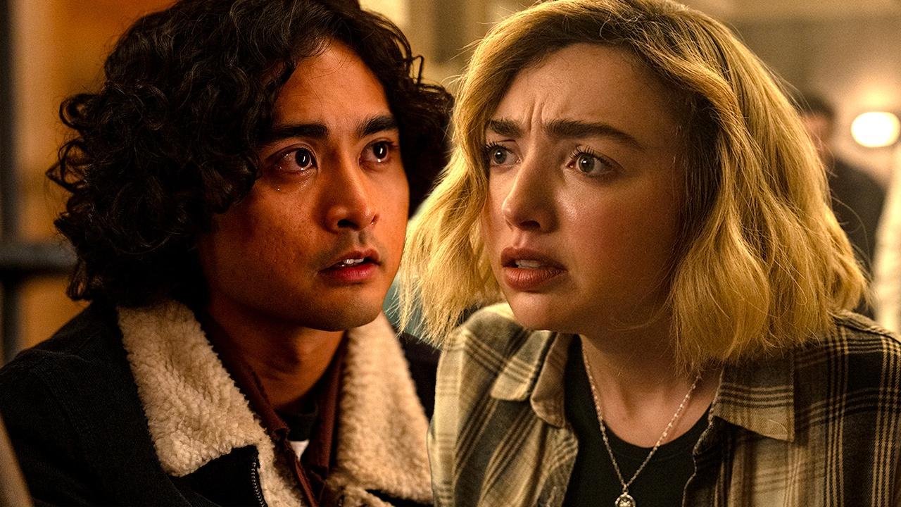 Simon and Maddie in School Spirits Season 3.