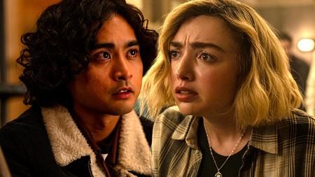 Simon and Maddie in School Spirits Season 3.