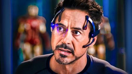Robert Downey Jr, Iron Man suits in background