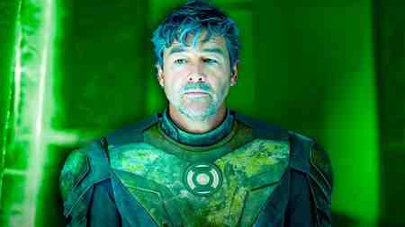 Kyle Chandler as Hal Jordan in Green Lantern Suit.