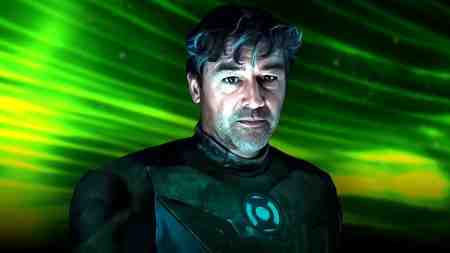 Kyle Chandler Hal Jordan, Green Lantern suit, green background.