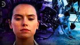 Daisy Ridley as Rey, Behind the Scenes image of Rey holding two lightsabers