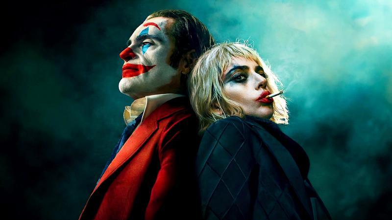 Joaquin Phoenix as Arthur Fleck and Lady Gaga as Harley Quinn leaning on each other in Joker: Folie a Deux