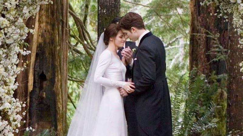 Bella and Edwards getting married in Breaking Dawn