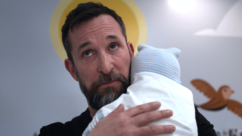 Noah Wyle as Dr. Robby carrying Baby Jane Doe in The Pitt Season 2 finale.