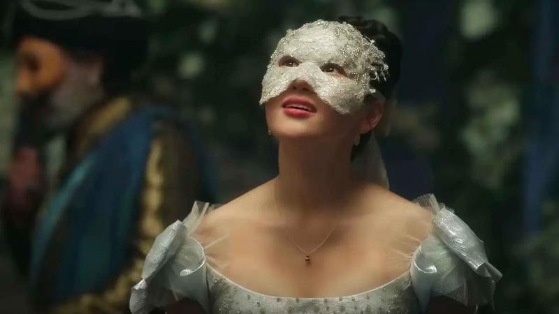 Yerin Ha as Sophie Baek in a silver mask in Bridgerton