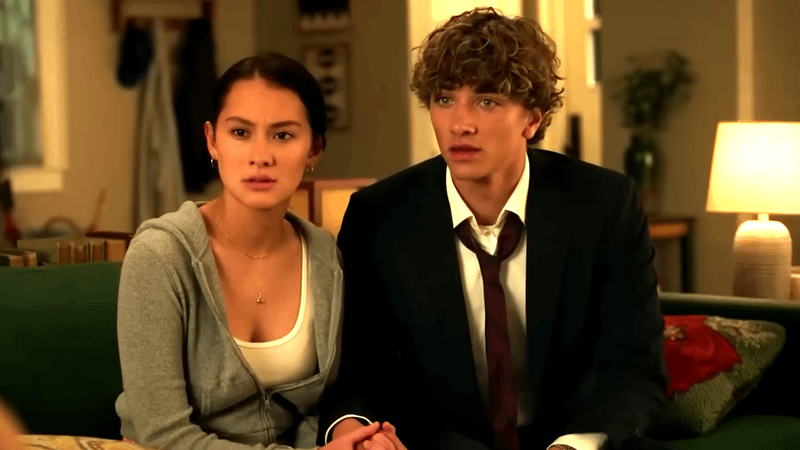 Lola Tung as Belly & Gavin Casalegno as Jeremiah in Summer I Turned Pretty Season 3