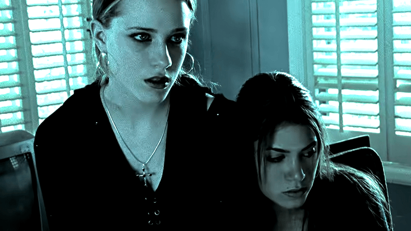 Evan Rachel Wood as Tracy & Nikki Reed as Evie in Thirteen