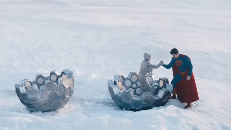 Superman and Kara in Supergirl.