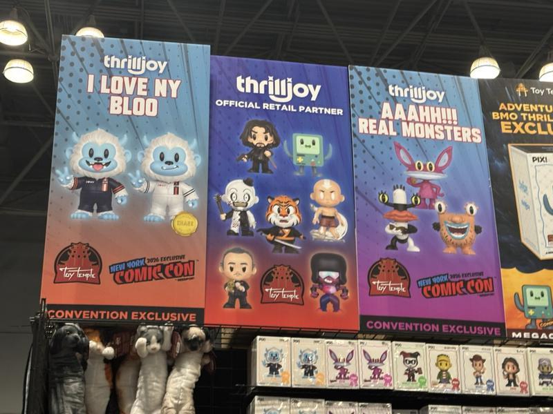 Thrilljoy signs at New York Comic Con.