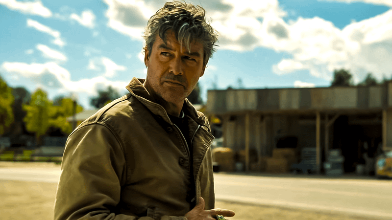 Kyle Chandler as Hal Jordan in Lanterns trailer in front of store.