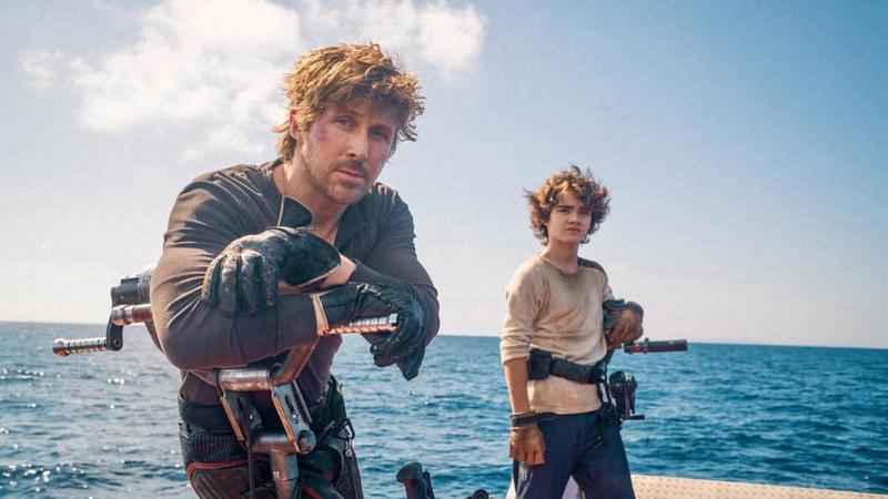 Ryan Gosling and Flynn gray on a raft together in Star Wars: Starfighter