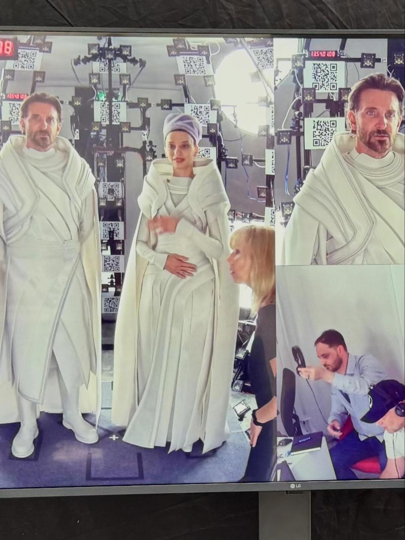 Bradley Cooper and Angela Sarafyan being filmed as Jor-El and Lara.
