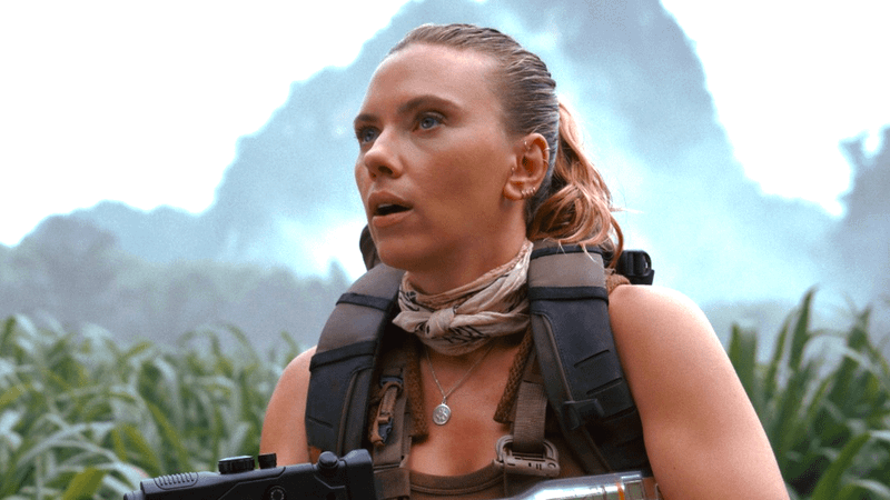 Scarlett Johansson as Zoe Bennett holding a rifle in Jurassic World: Rebirth