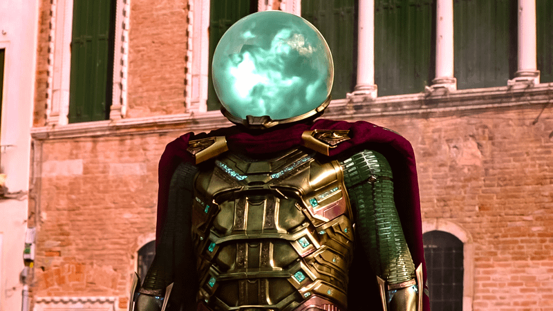 Mysterio costume with helmet in Spider-Man Far From Home.