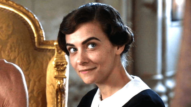 Sara Vickers as Davina Porter looking up in Outlander: Blood of my Blood