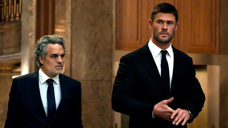 Mark Ruffalo and Chris Hemsworth in Crime 101.