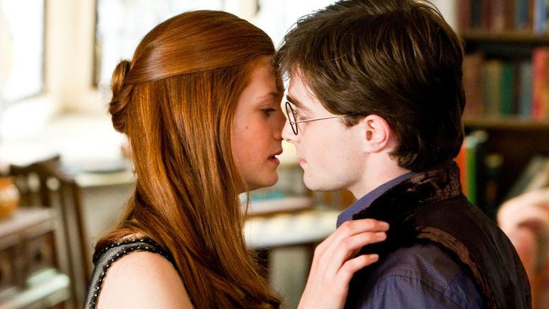 Harry Potter and Ginny Weasley kissing in Harry Potter and the Deathly Hallows Part 1 at the Burrow.