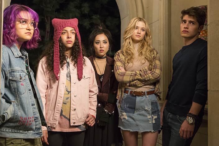 Gregg Sulkin, Ariela Barer, Lyrica Okano, Virginia Gardner, and Allegra Acosta in Runaways (2017)