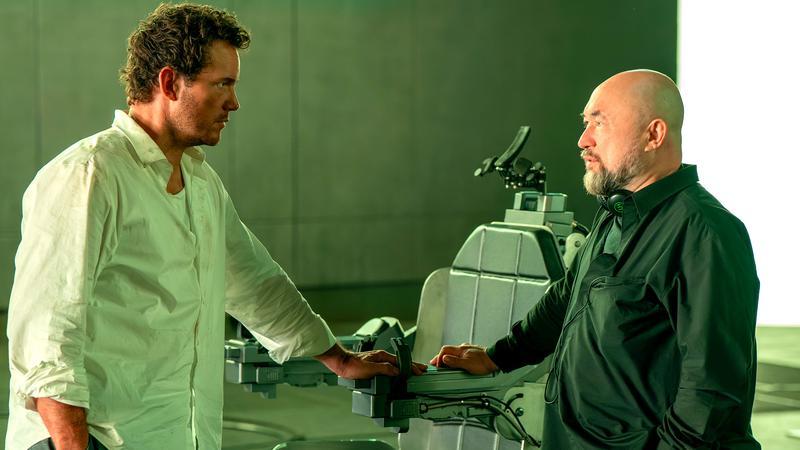 Chris Pratt talking with Mercy director Timur Bekmambetov