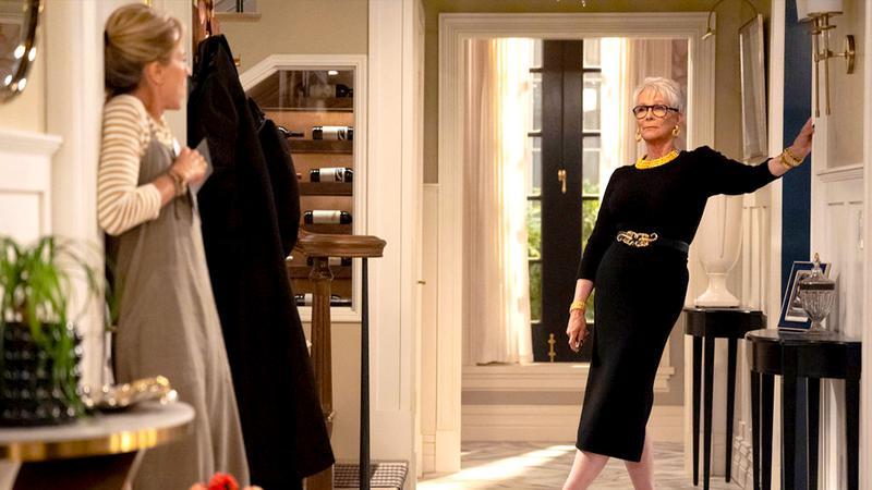 Téa Leoni and Jamie Lee Curtis as Jeanie and Claudia in Newlyweds.