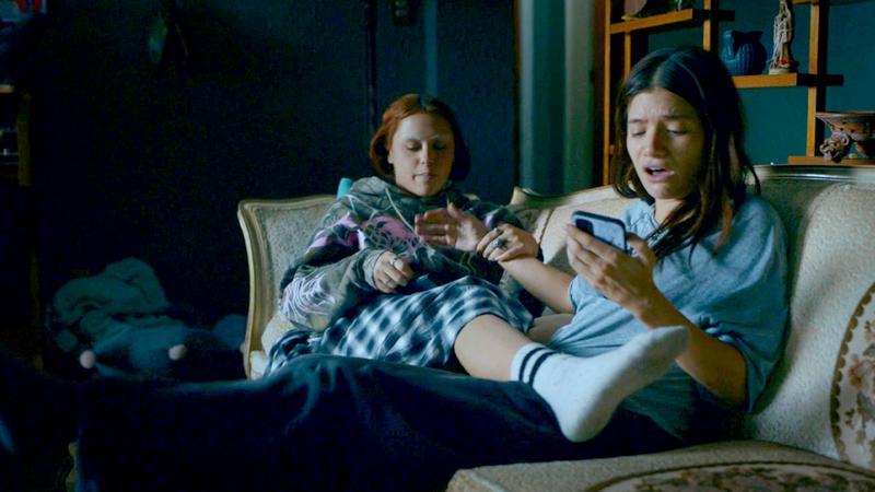 Karla Coronado (Carla) and Julia Maqueo (Sam) hanging out on their phones in No Me Sigma