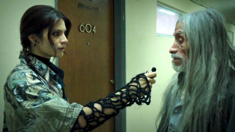 Karla Coronado's Carla investigating a building in No Me Sigas