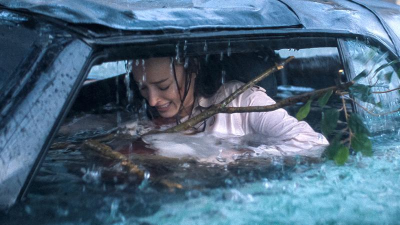 Phoebe Dynevor as Lisa in Netflix's Thrash.