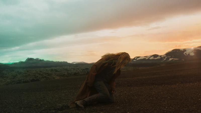 Supergirl in desert area in Supergirl trailer