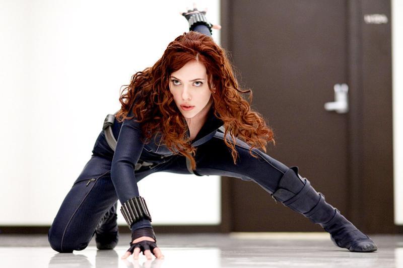 Black Widow, Scarlett Johansson pose