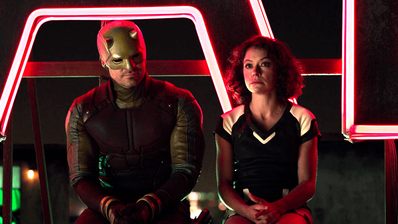 Charlie Cox as Matt Murdock sitting next to Tatiana Maslany as Jen Walters in She-Hulk: Attorney at Law