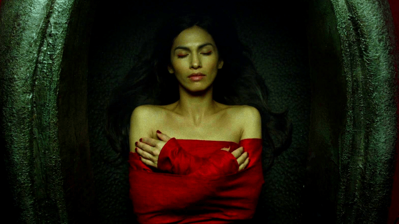 Elodie Yung as Elektra laying in a tomb in Daredevil