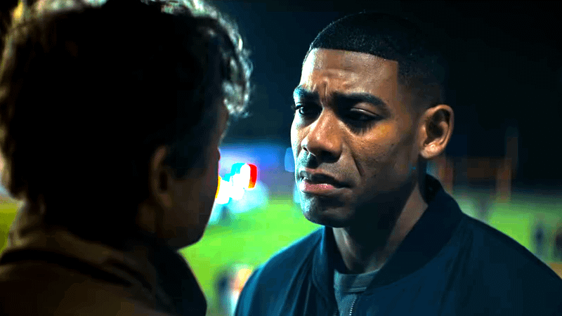 Aaron Pierre as John Stewart talking to Kyle Chandler's Hal Jordan in 'Lanterns' trailer.