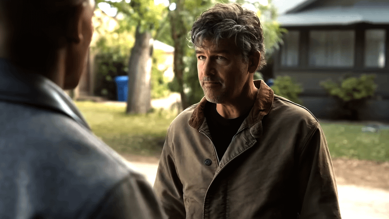 Kyle Chandler as Hal Jordan opposite Aaron pierre as John Stewart in lanterns.