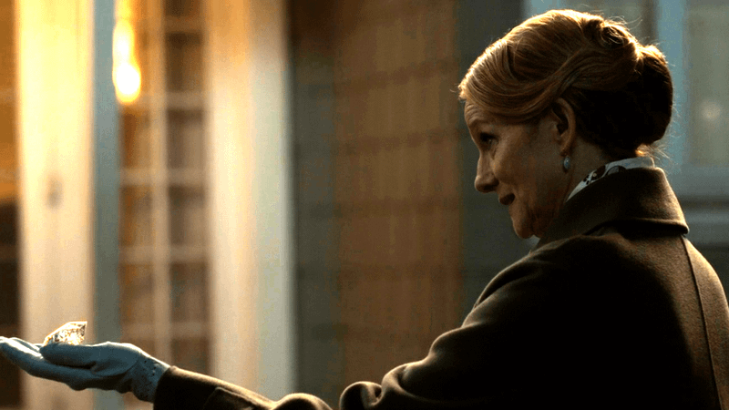 Guardian Lianna gives a diamond to Bernadette in Lanterns Episode 3.
