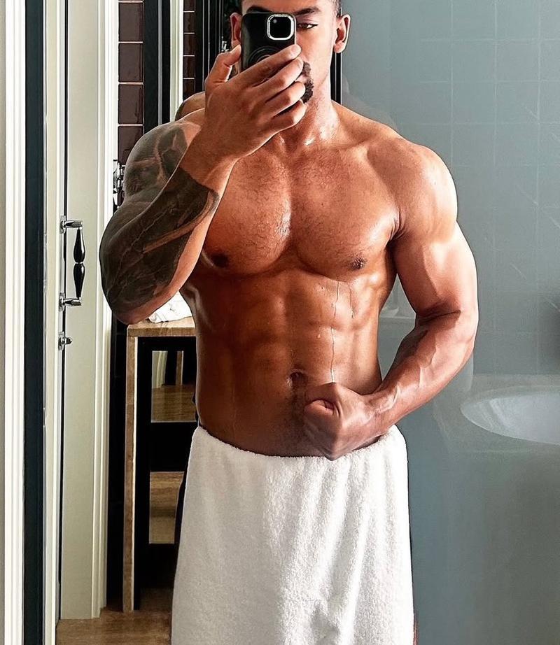 Aaron Pierre, Topless, Jacked