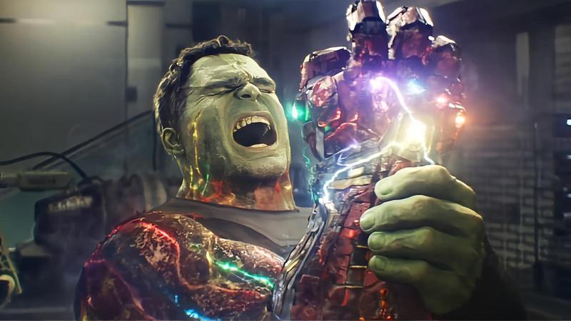 Hulk wielding the Infinity Stones