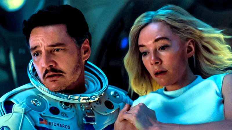 Pedro Pascal som Reed Richards og Vanessa Kirby som Sue Storm, der flyder i deres rumskib i 'The Fantastic Four: First Steps'.