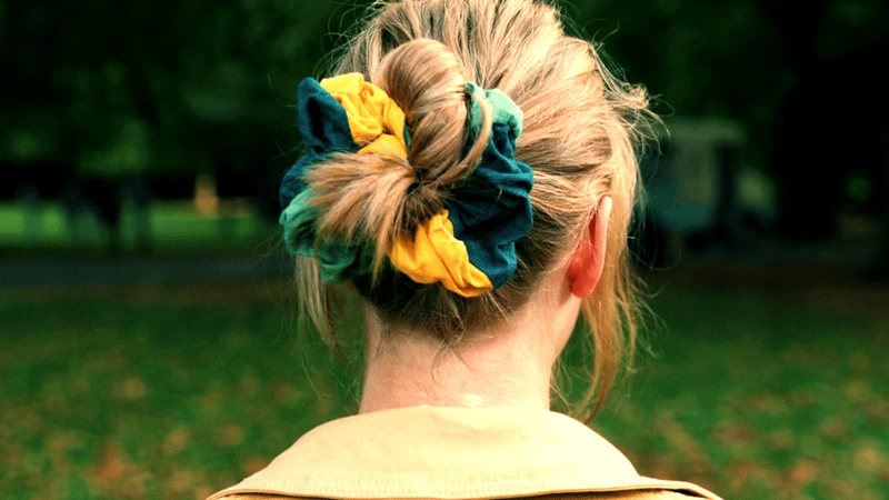 Sara Grey's scrunchie on her hair.