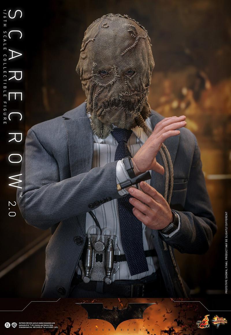 Hot Toys' Scarecrow uses a smoke effect piece on his wrist.