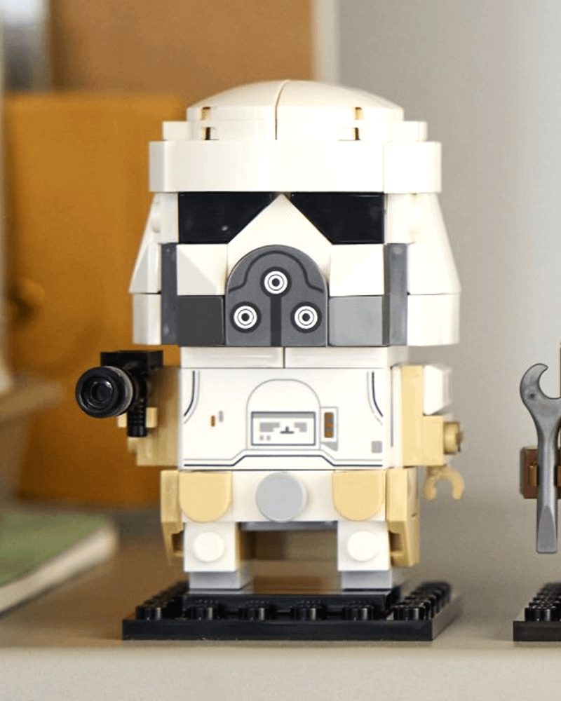 A front facing view of the Brick Headz Imperial Remnant Snowtrooper.