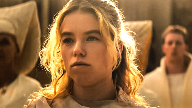 Flashback of Supergirl during Krypton's destruction.