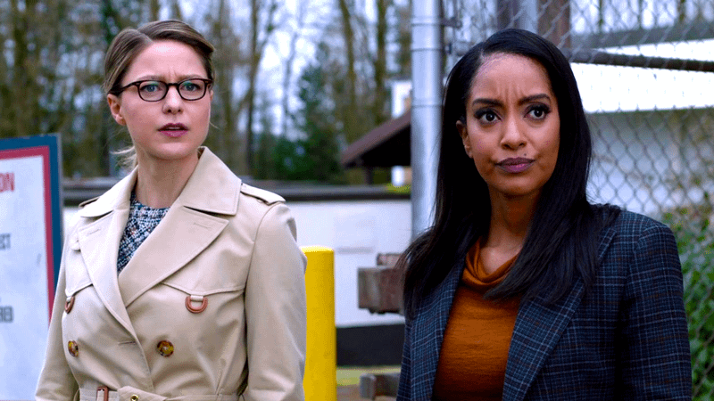 Melissa Benoist as Kara Zor-El, Azie Tesfai as Kelly Olsen in 'Supergirl'