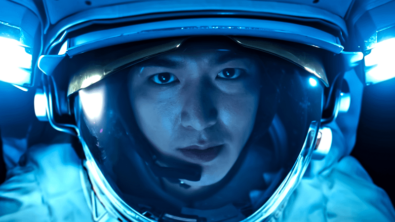 Lee min-ho в роли Гонга Рюн в костюме астронавта, смотрящего в пространство, когда сплетники звезд