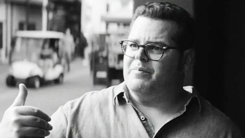 Josh Gad plays himself in Wonder Man Season 1.