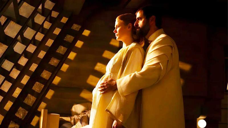 Zor-El holding pregnant Alura in Supergirl.